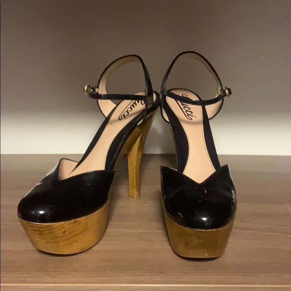 Black Pantene leather closed toe platform heels
